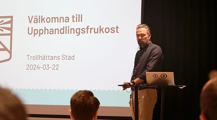 Upphandlingschef Stefan Griwall på scenen inför företagare i Trollhättan
