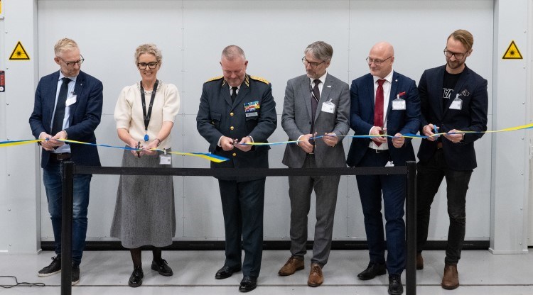 Från vänster: Peter Eriksson, (M) Kommunstyrelsen ordförande, Trollhättans Stad. Linda Bohlin Trajkovski, VD, Innovatum Science Park. Stefan Sandborg, chef för stödenheten vid försvarsstaben, Försvarsmakten. Joakim Andersson, koncernchef, GKN Aerospace. Mats Jägstam, rektor, Högskolan Väst. Eivind Vogel-Rödin, VD, Waamlabz.