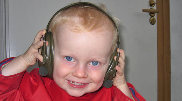 Barn med hörselskydd