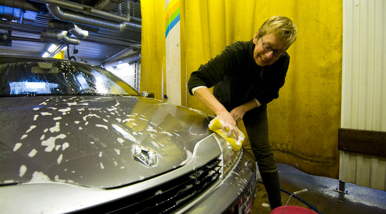 Kvinna tvättar bil