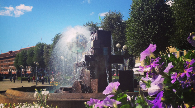 Närbild på fontänen på torget