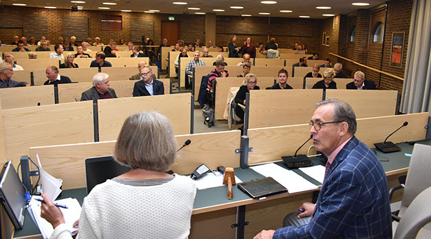 Politiker i sessionssalen, inför ett kommunfullmäktigemöte