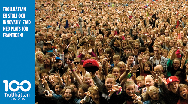 Bilden visar ett hav av ungdomar samlade inför konsert på Fallens Dagar.