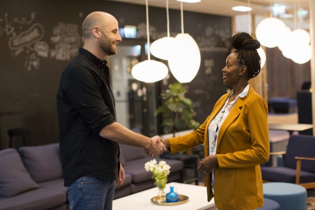 Två personer skakar hand