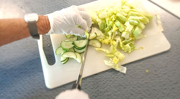 Vårdtagare hackar sallad.