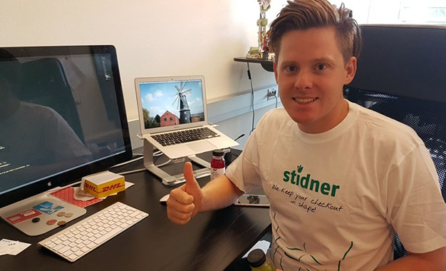 Dennis som sitter vid sin dator