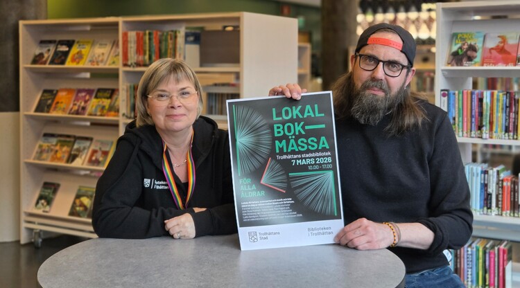 Två personer i ett bibliotek