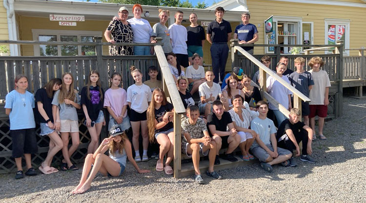 Gruppbild från Vårhaga med deltagare och ledare i sommarkollot för Fastiv 2026. 