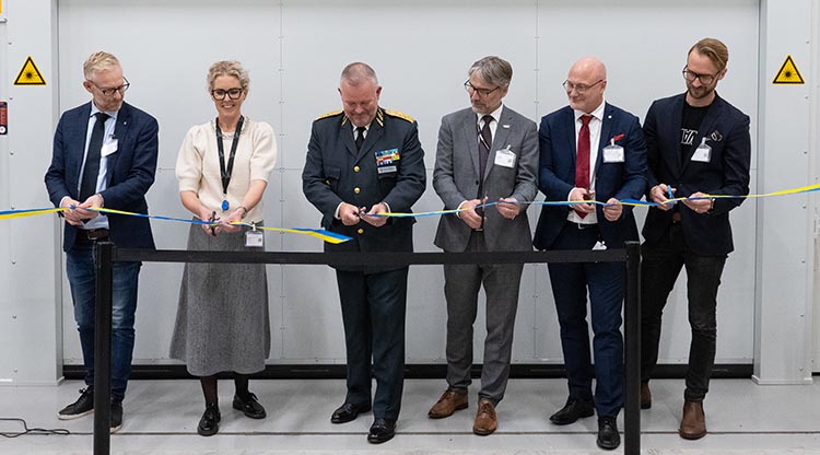 Alla berörda parter klipper band vid invigningen.