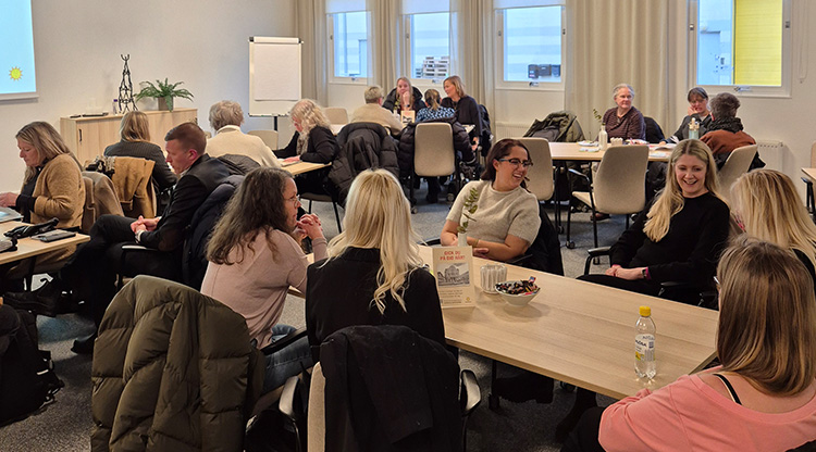 En grupp människor i ett konferensrum