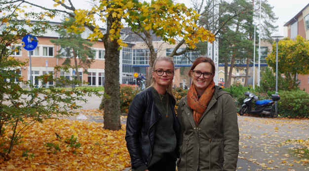 Sjuksköterskorna Lisa Söderstedt och Victoria Berg utanför kommunhuset.