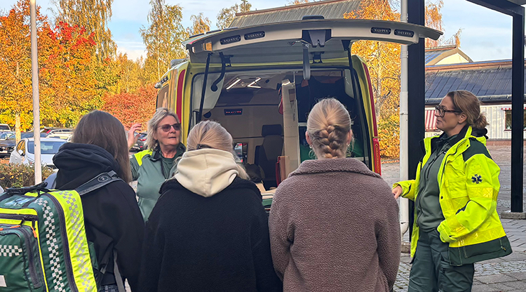 Elever framför ambulans