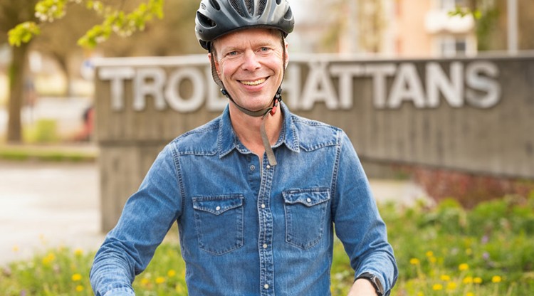 Man med cykelhjälm