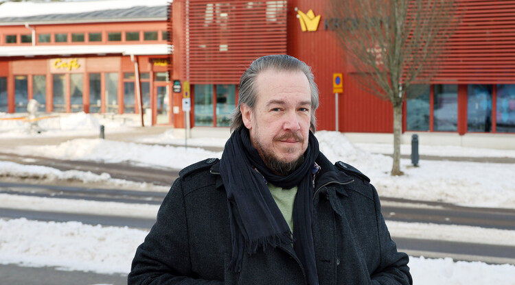 Person står utanför kulturhus