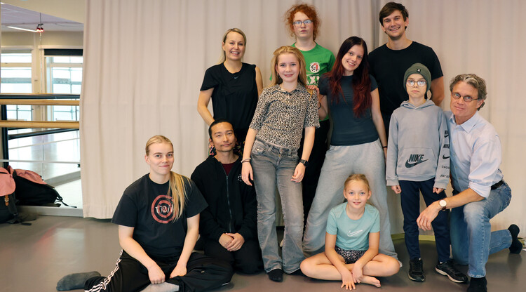 Gruppbild i danslokal.