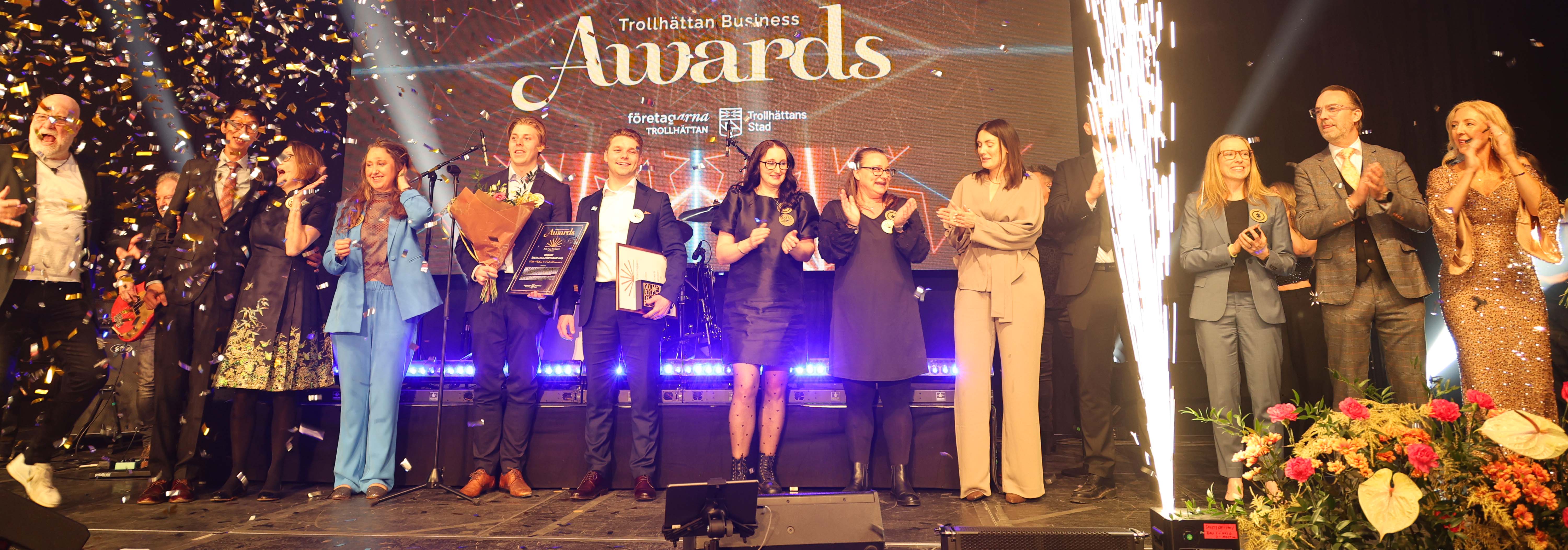 Bild från galan där man ser scenen med alla vinnare och konfetti