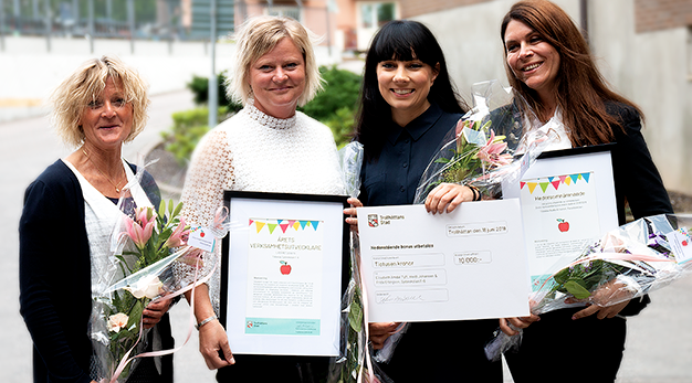 Porträttbild av pristagare med diplom och blommor
