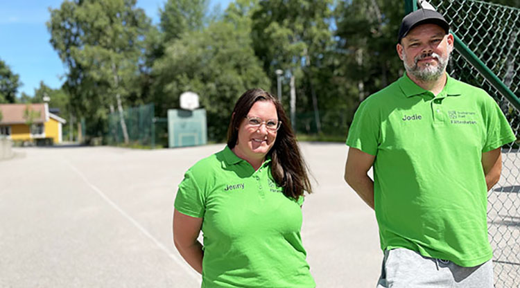 Fältsekreterarna Jenny Lassila och Jodie Felle är väldigt nöjda med att kunna nå ut till eleverna på mellanstadiet. ”Vi ser redan nu att projektet har fallit väl ut och skulle vilja permanenta det”, säger Jenny. 