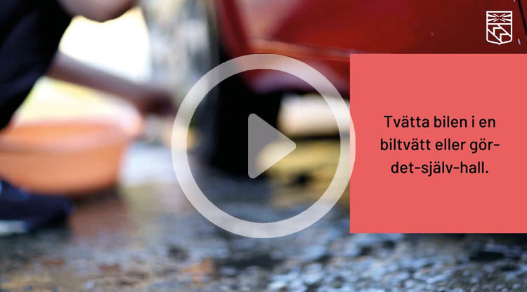 Suddig bild av en person som tvättar bakdäcket på en bil. Vit play-symbol i mitten och till höger en röd ruta med texten: Tvätta bilen i en biltvätt eller gör-det-själv-hall.