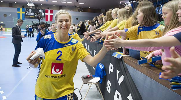 Glada spelare i Handbollslandslaget efter match i Älvhögsborg