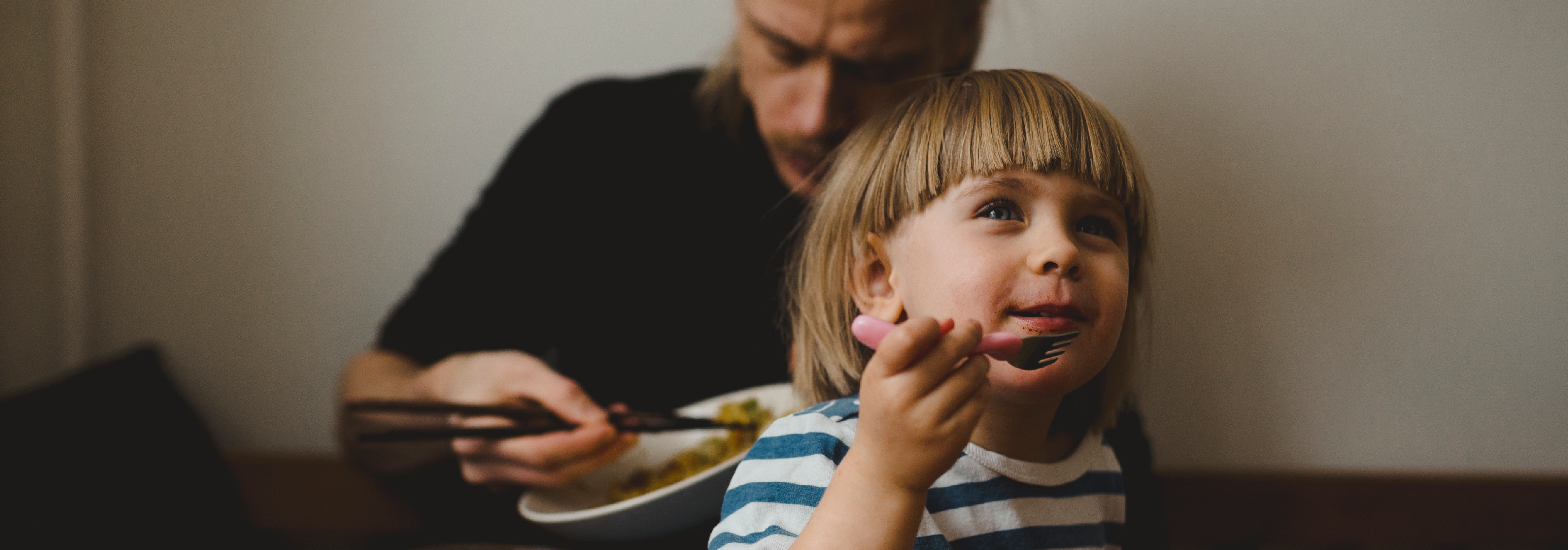 Pojke med gaffel i handen