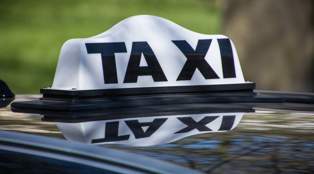 Taket på en taxibil där det är en skylt där det står taxi.