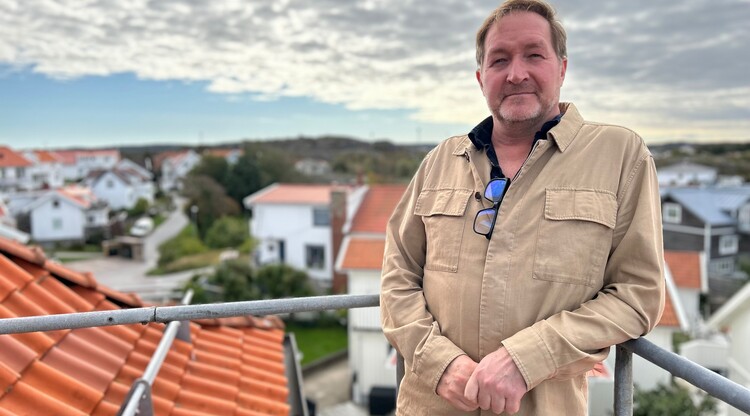 Porträtt på person på balkong