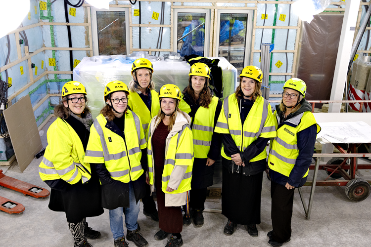 gruppbild människor på byggarbetsplats