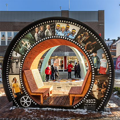 Tv&aring; b&auml;nkar med film-motiv placerade i filmlekplatsen. Foto: Joachim Nywall.