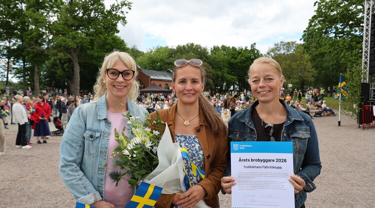 Tre personer med diplom.