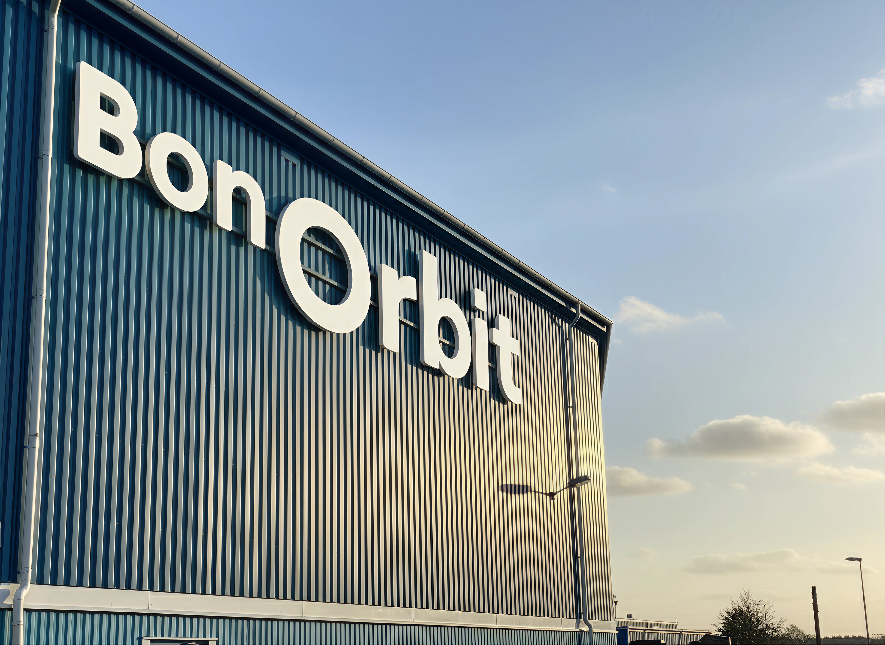 Fasad med logotyp "Bon Orbit"