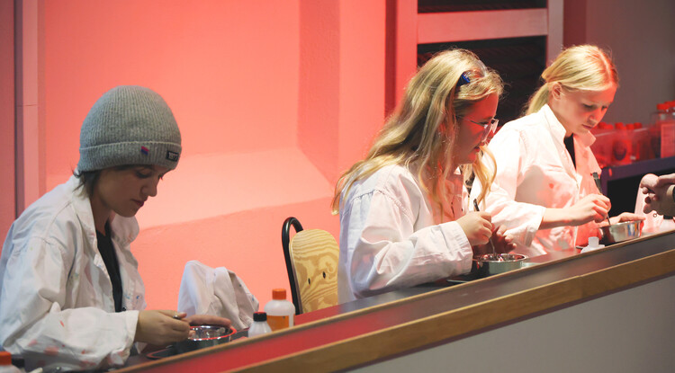 Tre ungdomar i ett labb