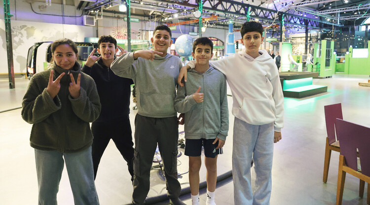 Fyra ungdomar på Innovatum Science Center