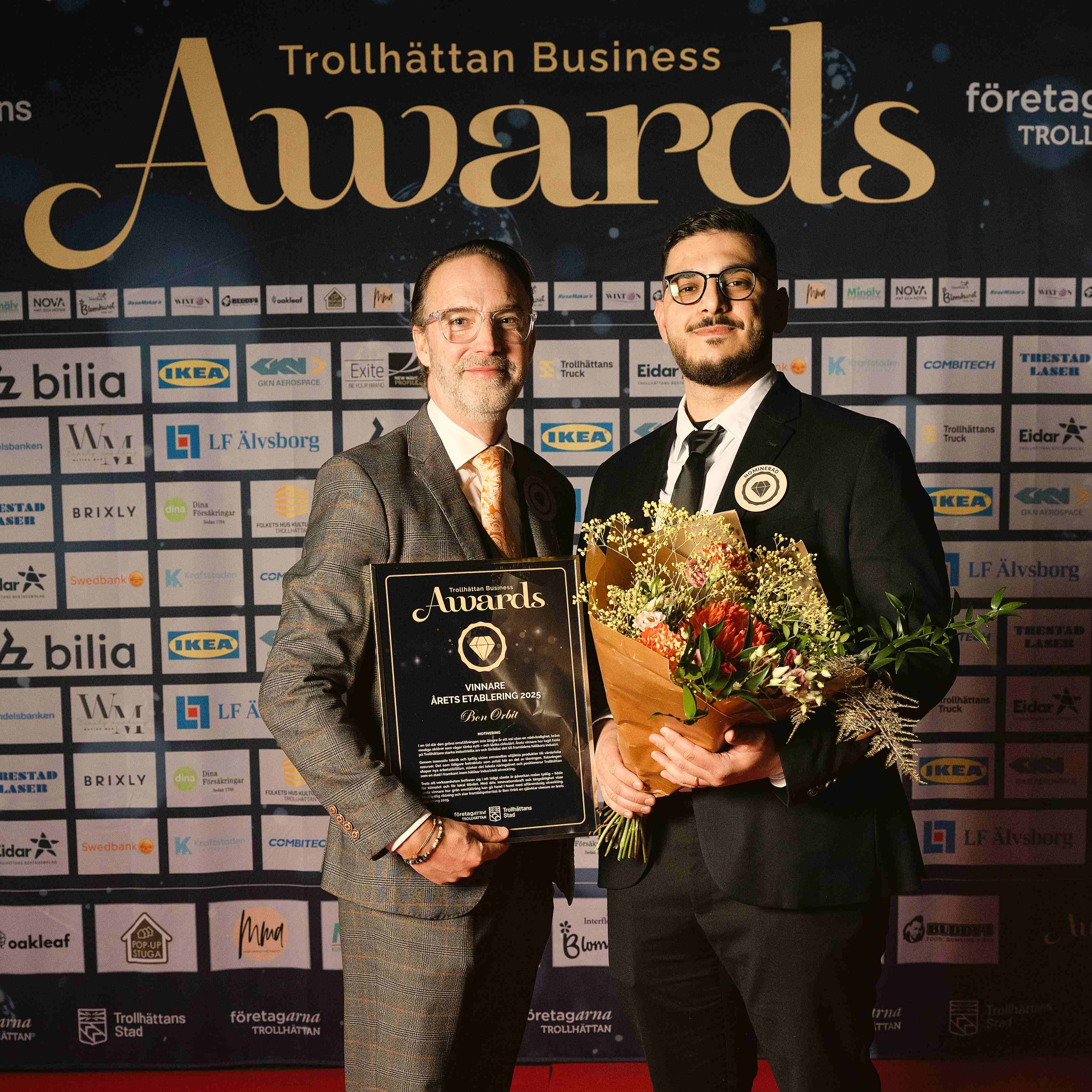 Bild p&aring; representanter fr&aring;n BonOrbit med blommor och diplom