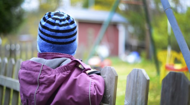 barn tittar på förskola