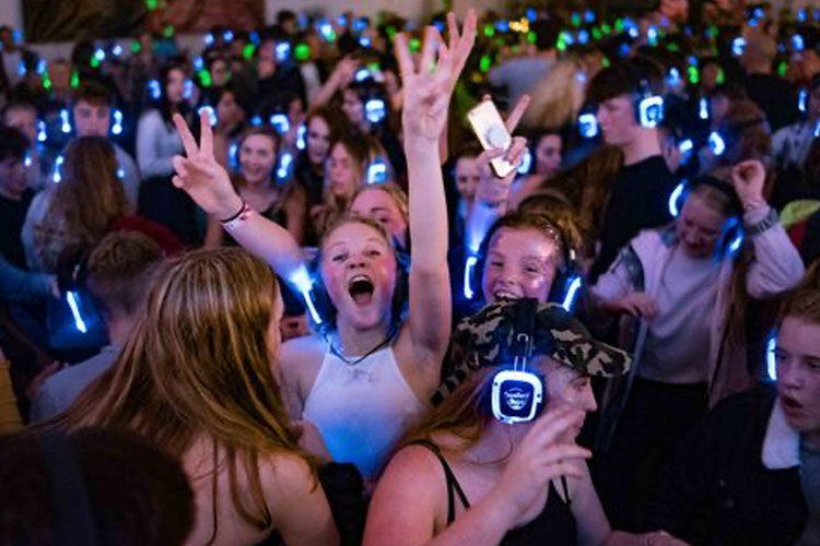 Ungdomar som dansar med hörlurar