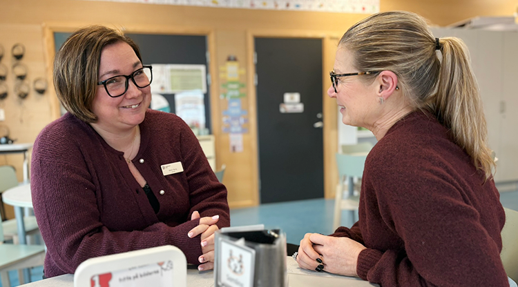 Malin och Carola vid ett bord