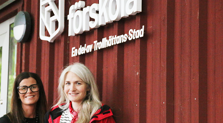 Emelie och medarbetare framför entrén