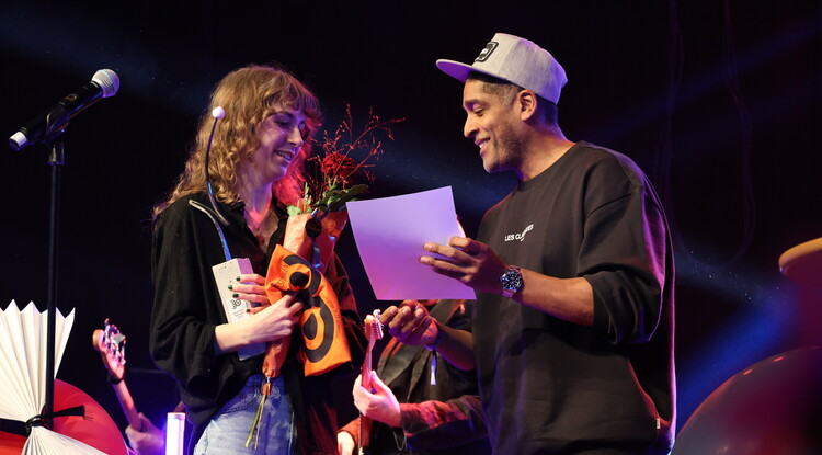 Alexander Karim på scen delar ut pris