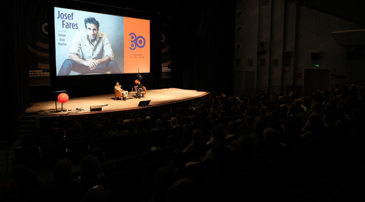 Josef Fares intervjuas inför publik.