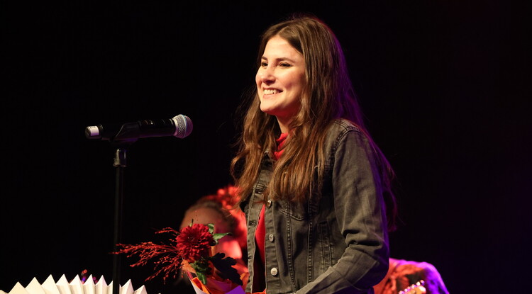 Person har fått pris på scen.