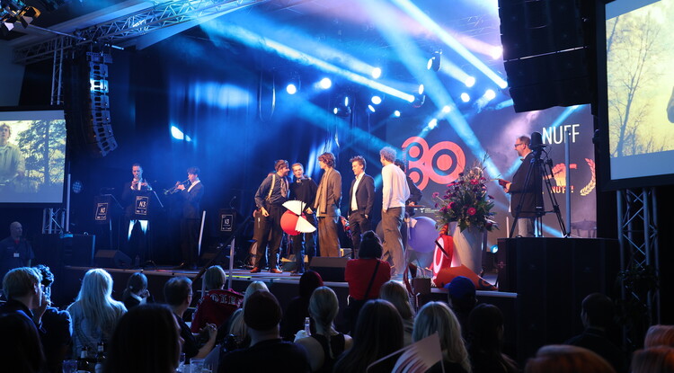 Personer tar emot pris på scen inför publik.