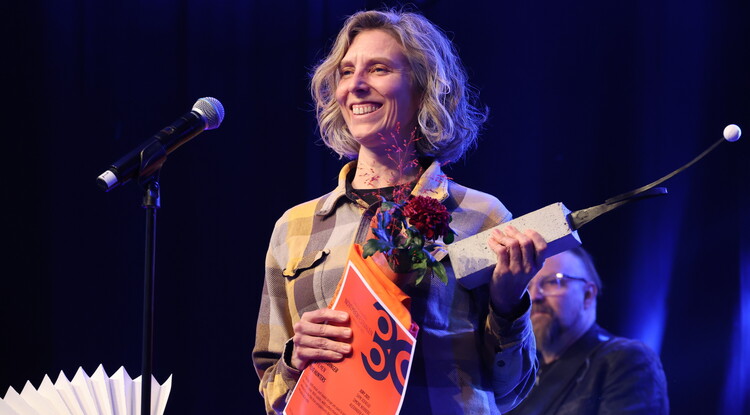 Person har fått pris på scen.