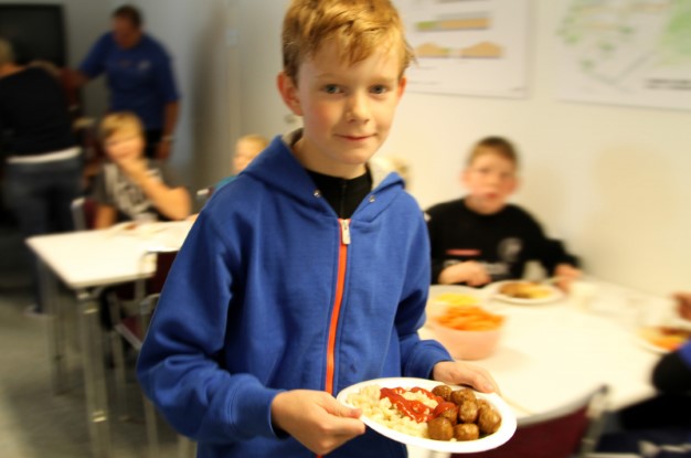 pojke med tallrik