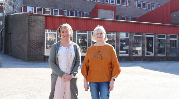 Förvaltningschef Jane Johansson och Medicinskt ansvarig sjuksköterska Helena Törneröd utanför stadshuset