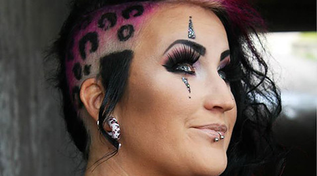 Tjej i profil med färgat hår och piercing