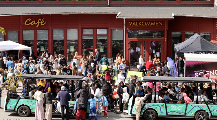 Stadståg och folksamling under stadsfestival.