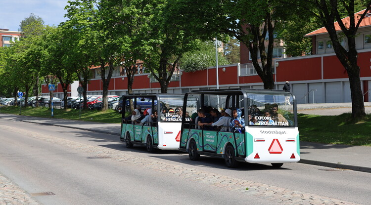 Stadståg kör på väg.