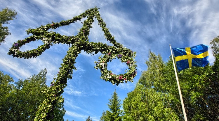 Midsommarstång och svensk flagga