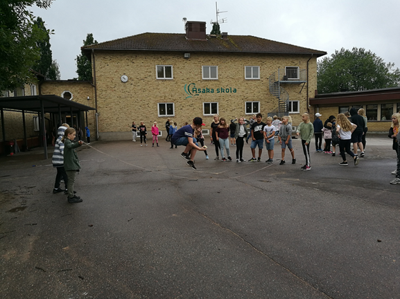 barn leker på skolgård
